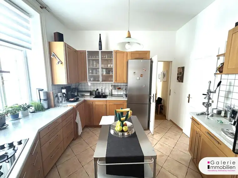 Topgepflegte 6-Zimmer Altbauwohnung mit traumhaftem Ausblick - 8m² Balkon beauftragt