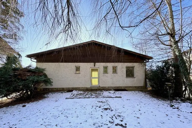 Zeitlose, renovierungswürdige Wienerwald-Villa auf zentrumsnahem, wildromantischem Traumgrundstück in absoluter Ruhelage