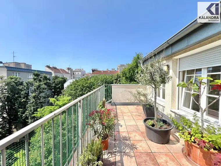360 TOUR // DACHGESCHOßWOHNUNG AM SPITTELBERG