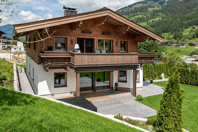 Alpine Eleganz in Liftnähe – Exklusive Dachgeschosswohnung in Jochberg