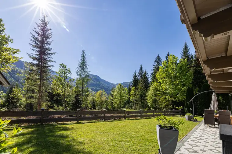 „Sonnenverwöhntes Wohnen mit Bergblick – Ihr Rückzugsort am Waldrand“.