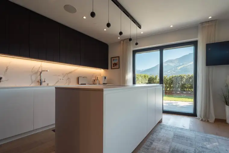 Designer Maisonette Wohnung mit großem Garten (06308)