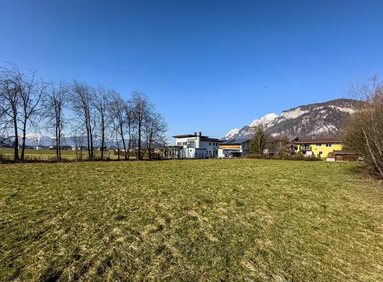 Sonniges, erschlossenes Baugrundstück mit Bergblick ( 06077)