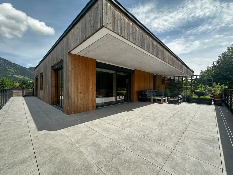 Moderne, ruhige Penthousewohnung mit großzügiger Terrasse ( 05980 )