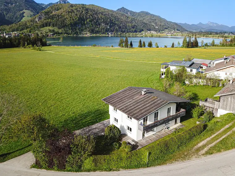 Charmantes Anwesen mit See- und Bergblick in ruhiger Lage (06082)