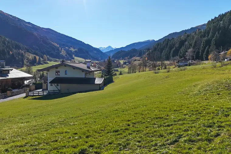 Unverbaubarer Panoramablick: Hanggrundstück in Bestlage von Jochberg (06577)