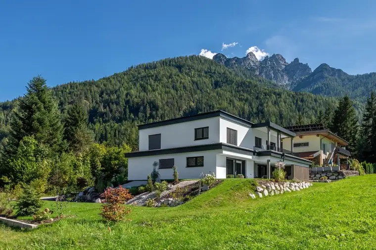 Elegantes Einfamilienhaus im Bauhausstil mit Bergsicht ( 05918 )