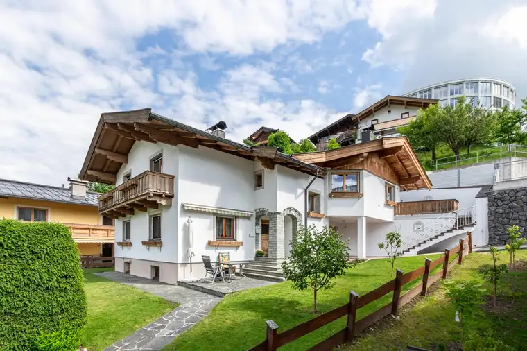 Gepflegtes Zweifamilienhaus mit tollem Bergblick ( 06164 )