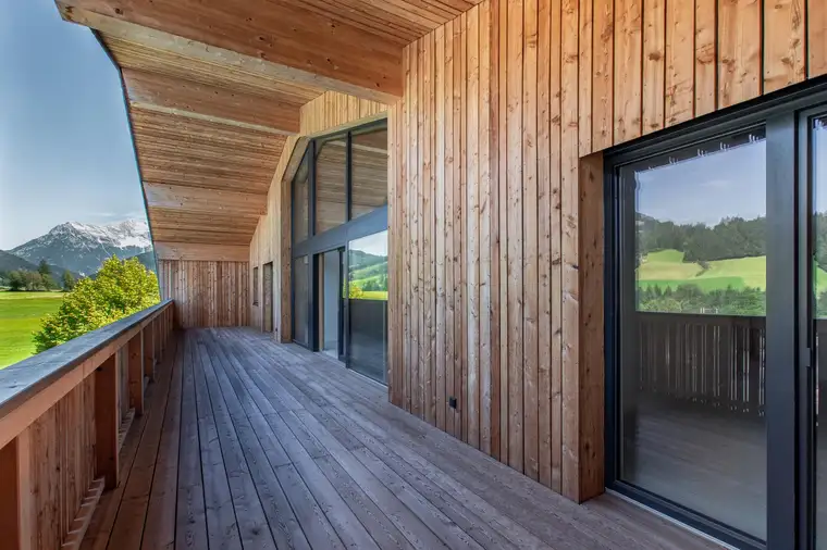 Große Dachgeschosswohnung mit gemütlicher Terrasse (06871)