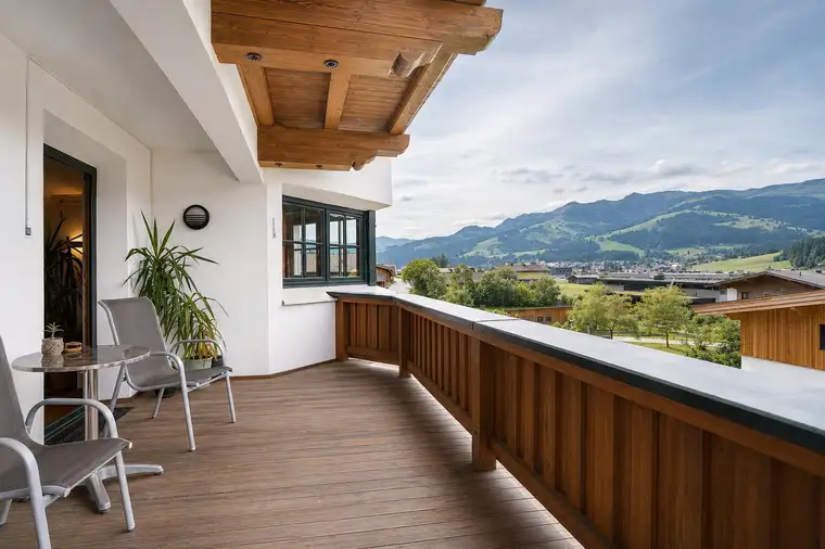 Sonnige Obergeschosswohnung mit Sauna und Panoramablick (06824)