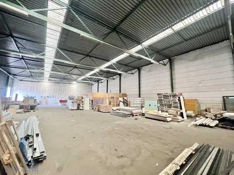 833 m² Halle (5,50m - 6m) / Werkstatt / Produktion / etc. inkl. 4 Stellplätzen, Gemeinschaftsräumen + Büro (44 m² oder 85 m² extra) zu mieten!
