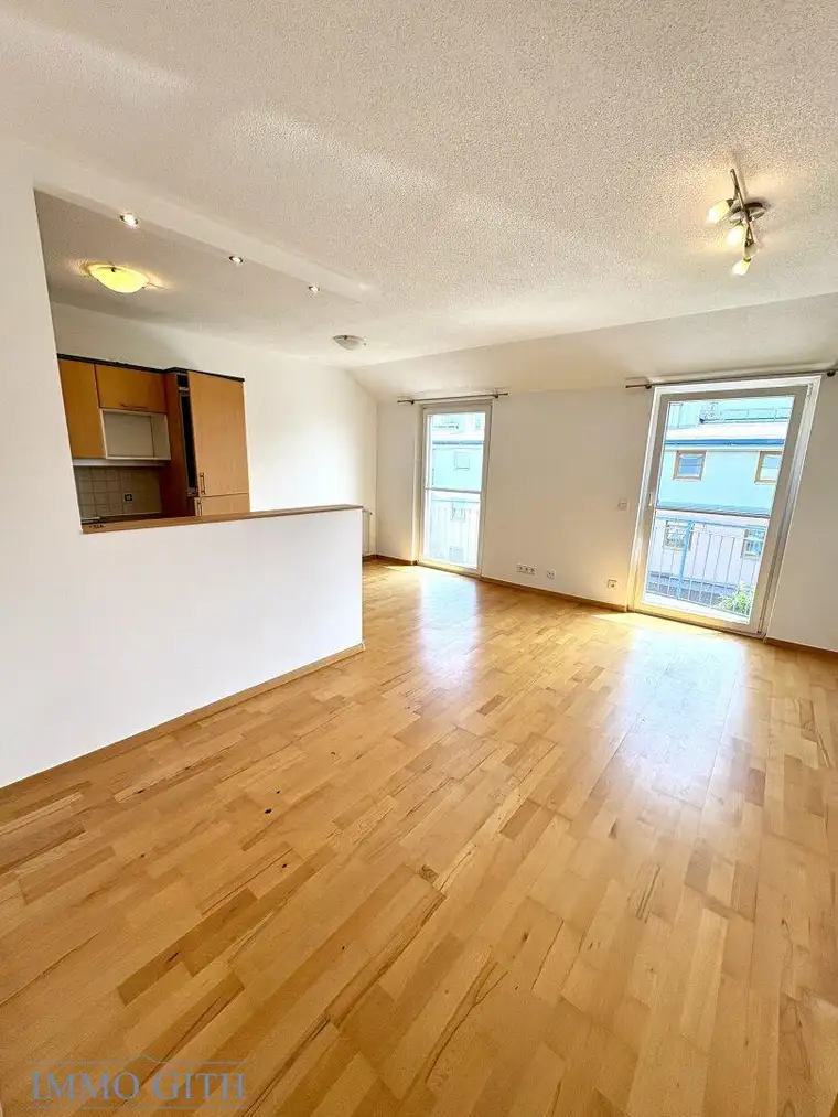 PROVISIONSFREIE, SEHR HELLE, RUHIGE 3-ZIMMER-WOHNUNG MIT BALKON ZU MIETEN!