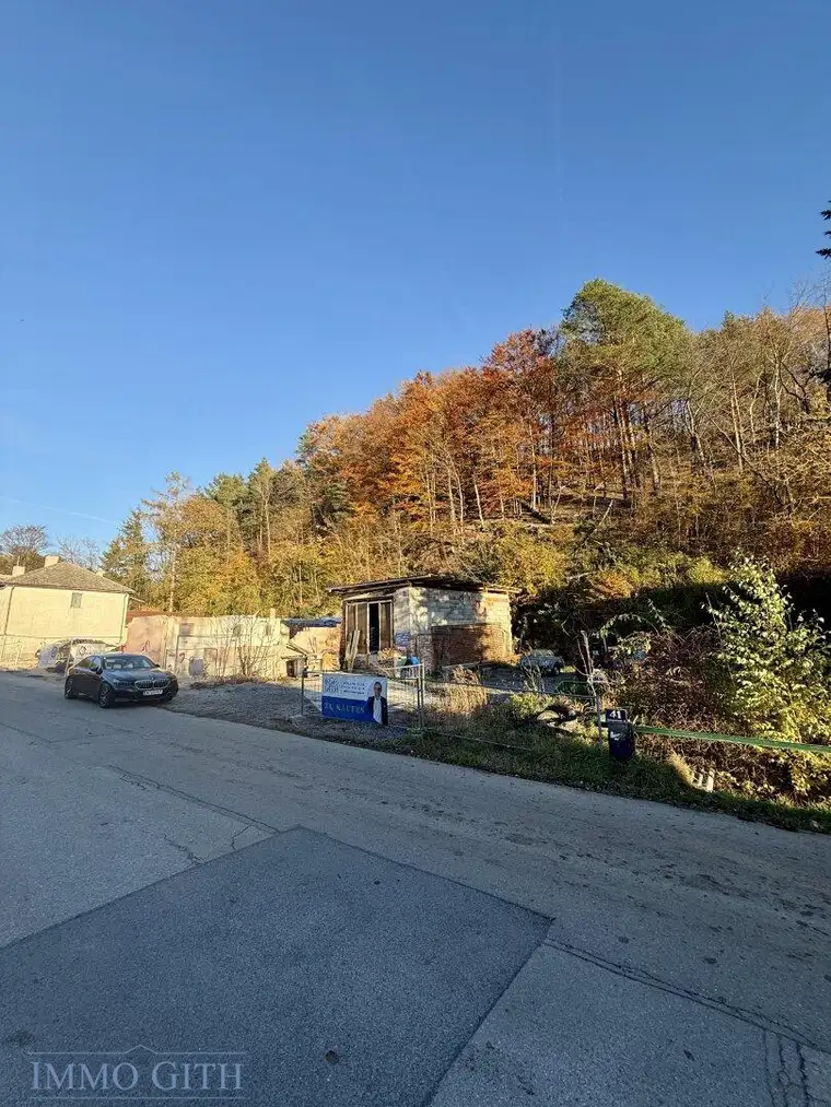 BAUGRUNDSTÜCK MIT BEWILLIGTEM HAUSPROJEKT IN BREITENFURT BEI WIEN (HOCHROTERD!) – 592 m²