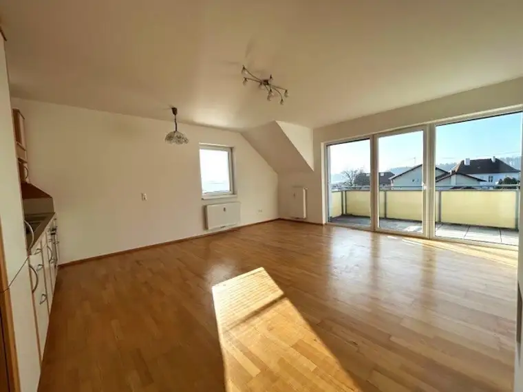 Schöne, helle Wohnung mit großen Balkon und Lift