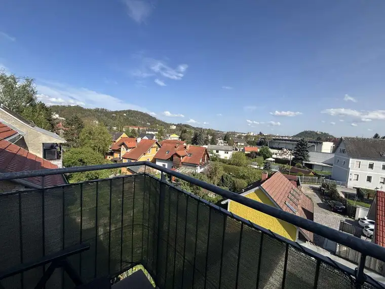 2-Zimmer-Wohnung mit zwei Balkonen und Schlossberg-Blick