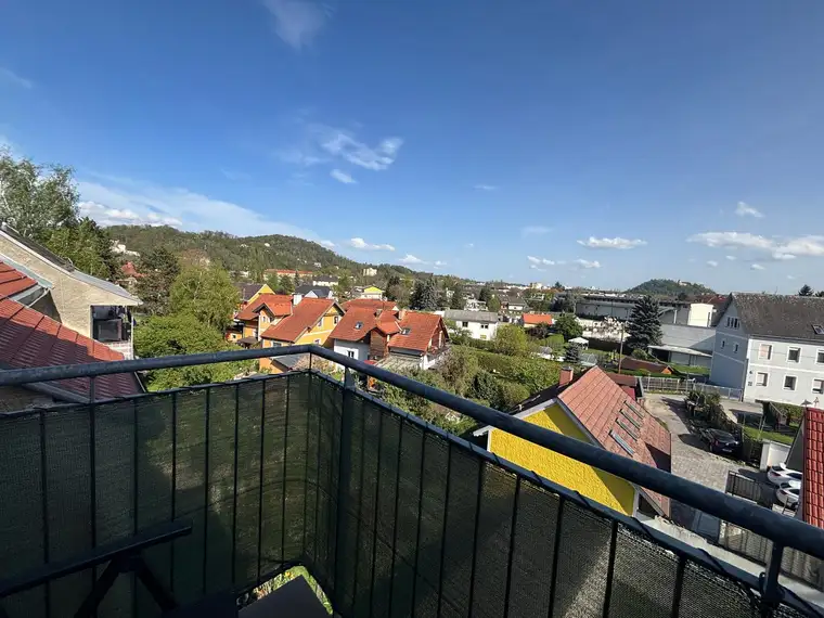 Vermietete 2-Zimmer-Wohnung mit zwei Balkonen und Schlossberg-Blick