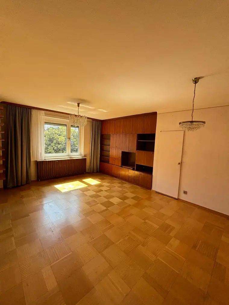 Helle 4-Zimmer-Wohnung mit kleinem Balkon in attraktiver Wohngegend