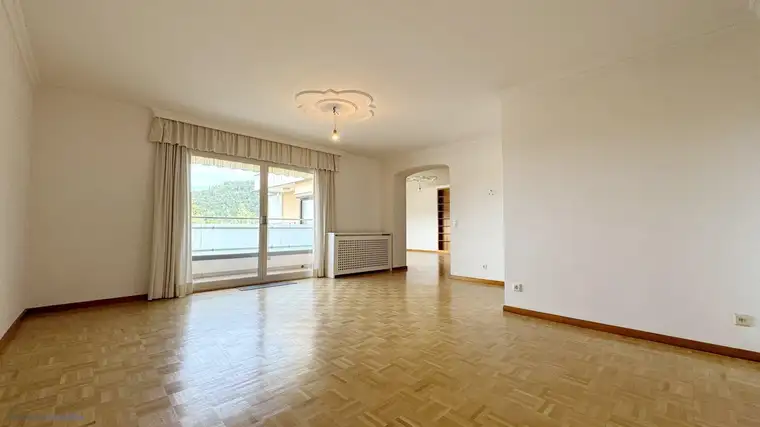 KAUF SALZBURG STADT - RUHELAGE PARSCH: Große, exklusive 155 m² 6-Zimmer-DG-Wohnung mit 4 Balkone INKLUSIVE 1 TG-Stellplatz und 1 Freiparker