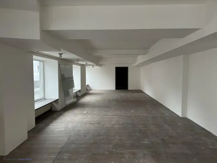 MIETE SALZBURG STADT - MAXGLAN - Siezenheimer Straße: 152 m² Geschäftslokal/Büro/Gewerbefläche mit 8 m² Terrasse - große Auslagenfront - in attraktiver, werbewirksamer Lage - gegenüber Kirche Maxglan / Gasthaus 3 Hasen
