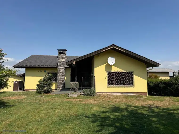 KAUF: EUGENDORF - REITBERG: 150 m² Bungalow - voll unterkellert mit Doppelgarage - auf 1.422 m² Grundstück