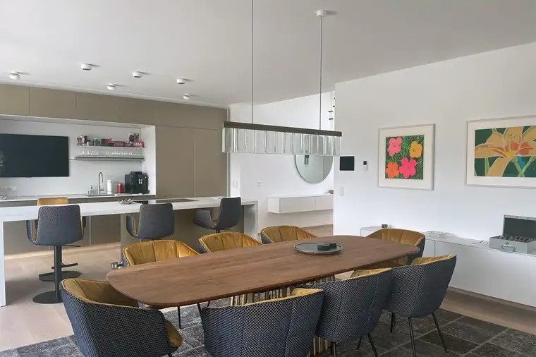 Für Autoliebhaber!215 m² große Penthouse-Maisonette mit XL Sonnenterrasse und 8 Garagenplätzen
