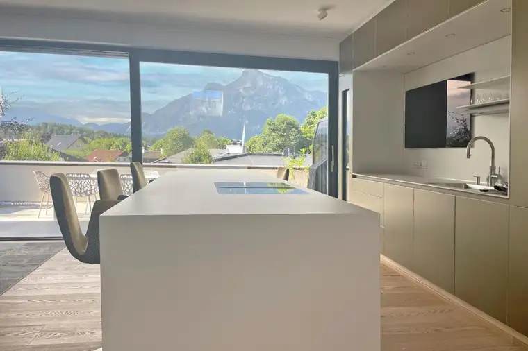 Für Autoliebhaber!215 m² große Penthouse-Maisonette mit XL Sonnenterrasse und 8 Garagenplätzen
