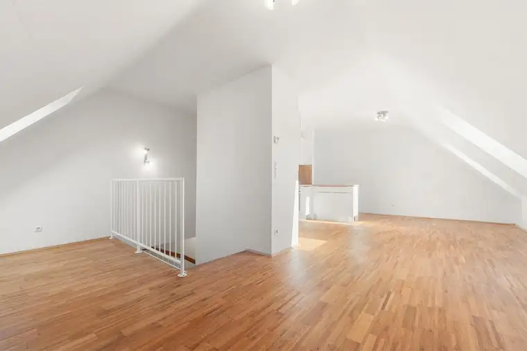 Lichtdurchflutete DG-Maisonettewohnung mit Altbauflair in Hernals!
