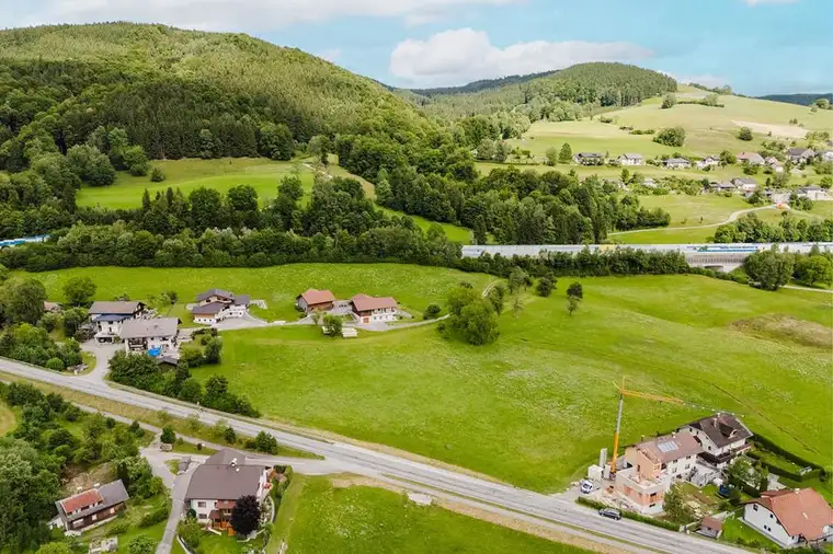 Zwischen Mondsee und Attersee – ein Grundstück mit Perspektive