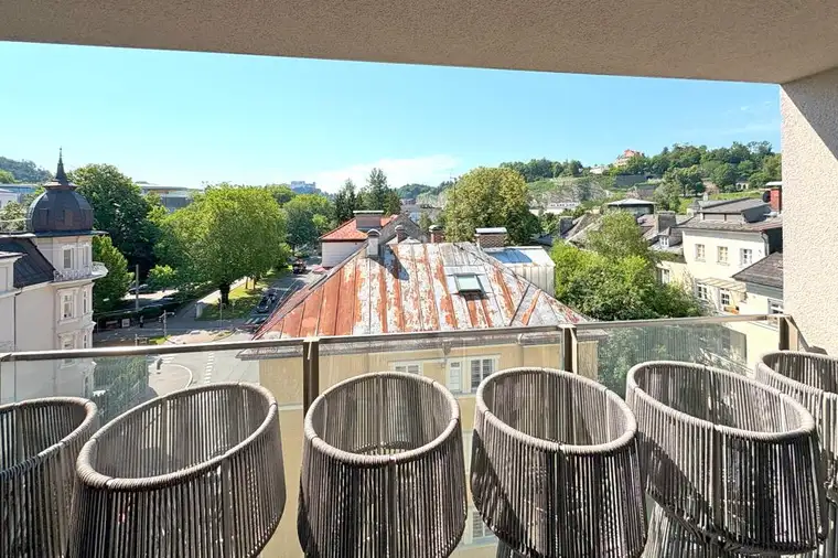 Vollmöbliert - ready to move!Wohnung mit Blick zur Festung und auf die historische Altstadt Salzburgs