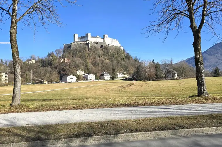 SYMBIOSE AUS ARCHITEKTURGESCHICHTE UND WEITBLICK!Einzigartiges Domizil am Fuße des Festungsberges