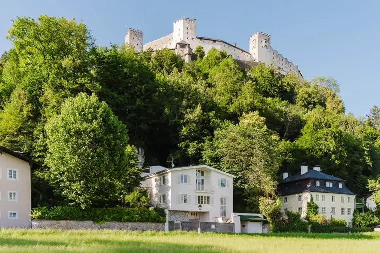 Symbiose aus Architekturgeschichte und Weitblick!Einzigartiges Domizil am Fuße des Festungsberges
