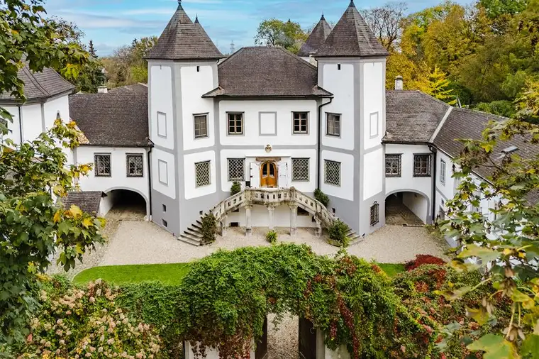 RENAISSANCETRAUM IM SALZKAMMERGUTWohnschloss mit Charme und Historie