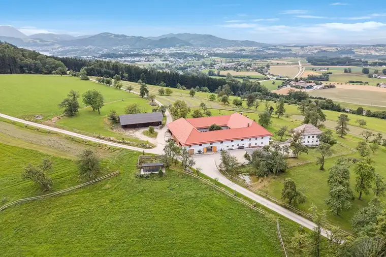 FÜR PFERDE-LIEBHABER!Traditioneller Vierkanthof mit 6 Boxen