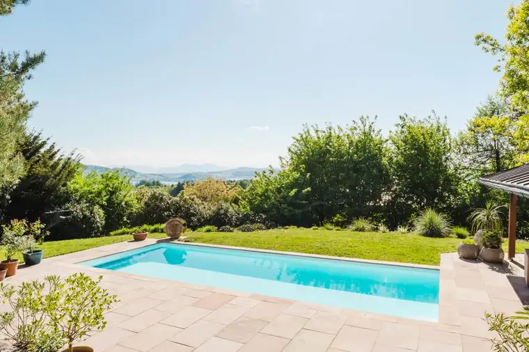 Wohnen mit Weitblick – Traumhaftes Einfamilienhaus mit Pool, Nähe Mattsee