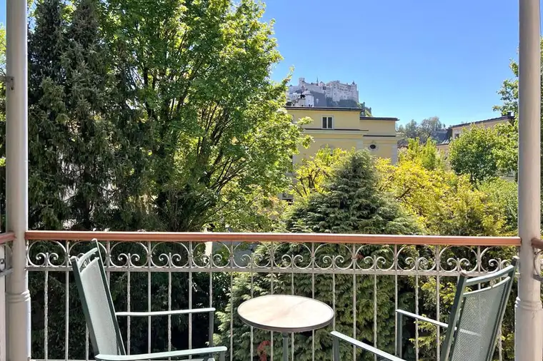 Ihr Logenplatz mit Festungsblick!Repräsentative Altbau Beletage in einer Ceconi-Villa