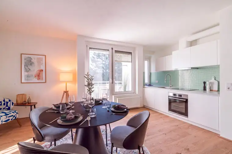 Frisch saniert. 4 Zimmer. Zwei Loggien.
