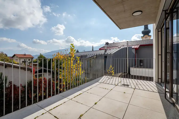Neuwertige 4-Zimmer-Wohnung mit sonniger Terrasse im Zentrum von Zirl