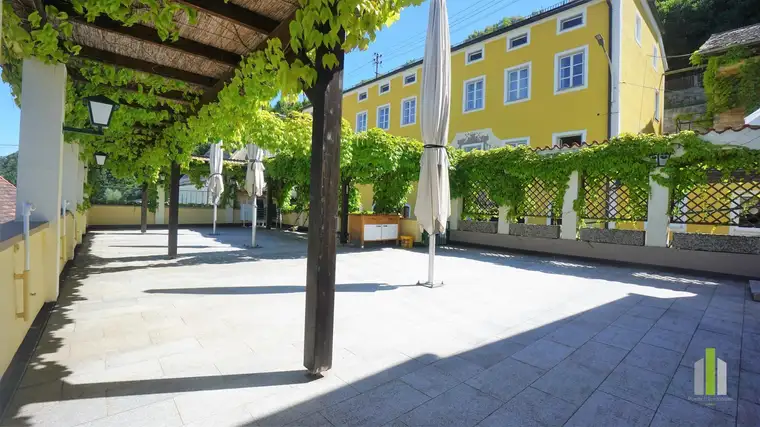 Traditionelles Wein-und Gasthaus über der Salzach mit einzigartigem Blick auf die weltlängste Burganlage
