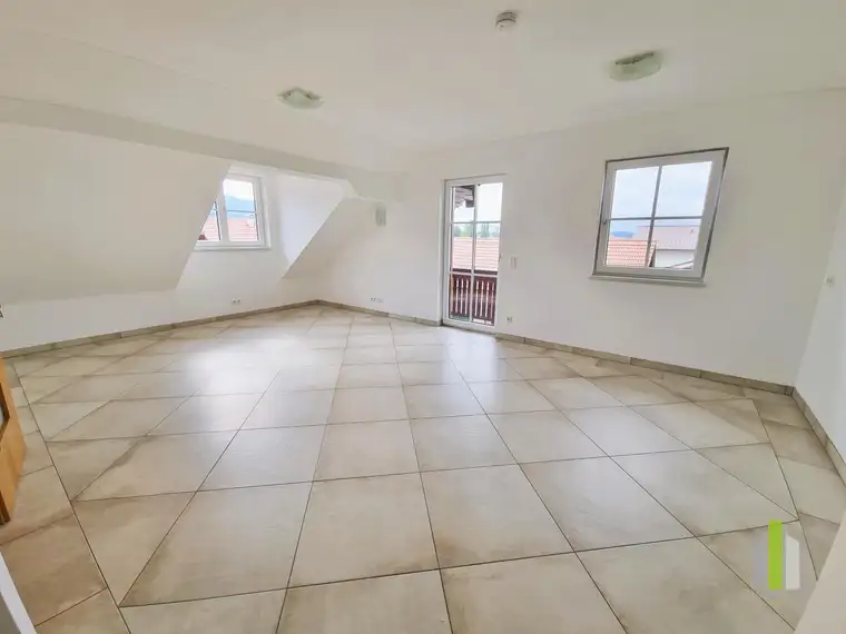 Neuwertige Dachgeschosswohnung mit Balkon und exklusivem Badezugang