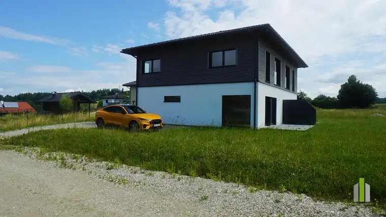 NEUBAU ERSTBEZUG / Doppelhaushälfte