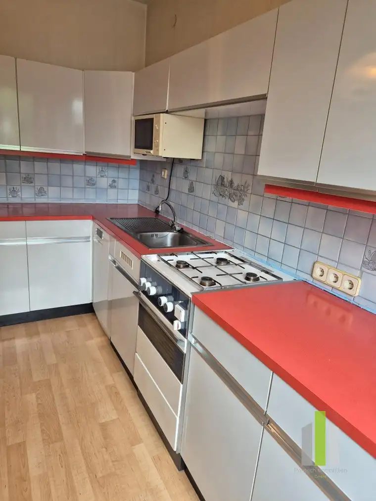 Renovierungsbedürftige 4 Zimmer Wohnung mit Loggia