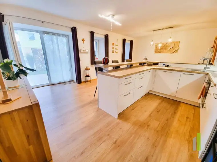 Attraktive 4-Zi.-Terrassenwohnung im 3-Parteienhaus