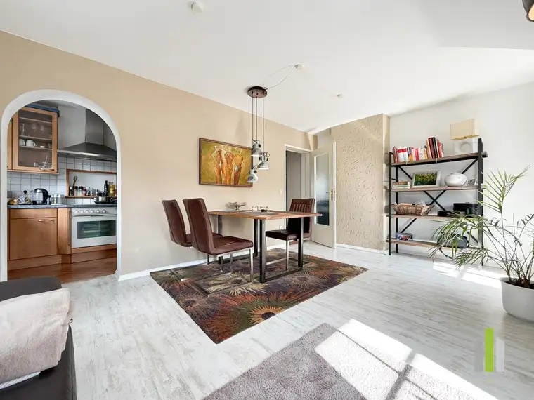 Charmante 3 Zimmer DG-Wohnung mit Carport-Stellplatz