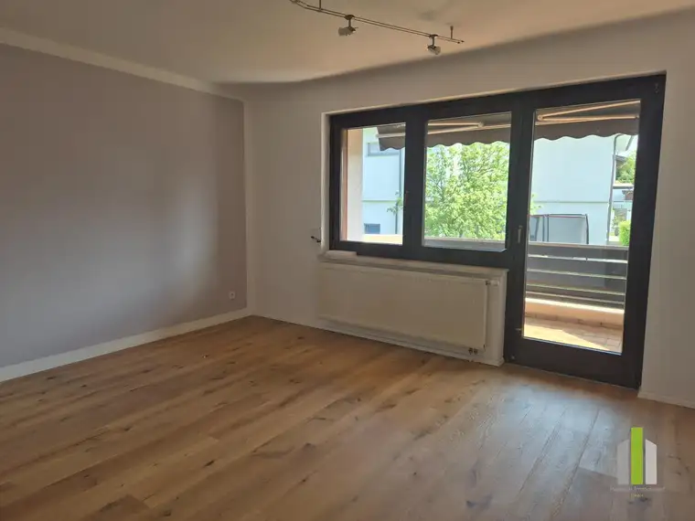 Sonnige 3 Zimmer Wohnung mit Balkon und Garage!