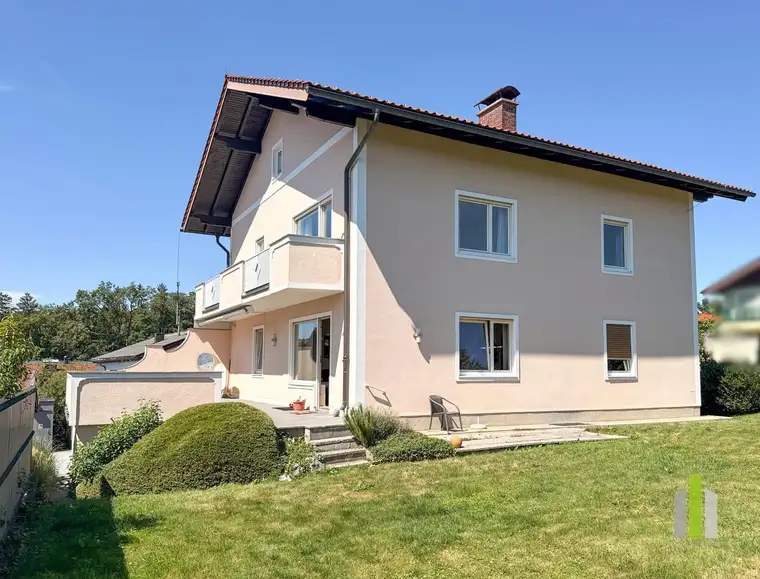 Attraktives Zweifamilienhaus in Elixhausen