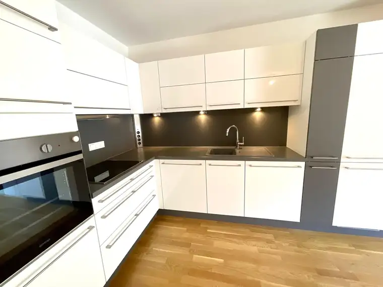 Nähe Rif: Neuwertige 4-Zi.-Whg. mit Terrassenbalkon und Stellplatz