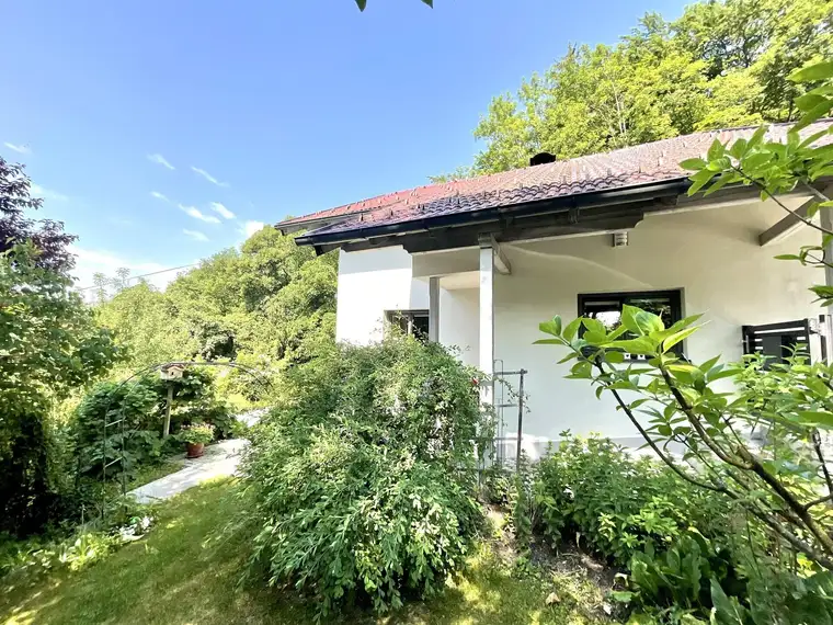 Salzburg-Gnigl: Stilvoll saniertes Einfamilienhaus mit Gartenparadies und Garage in Aussichtslage