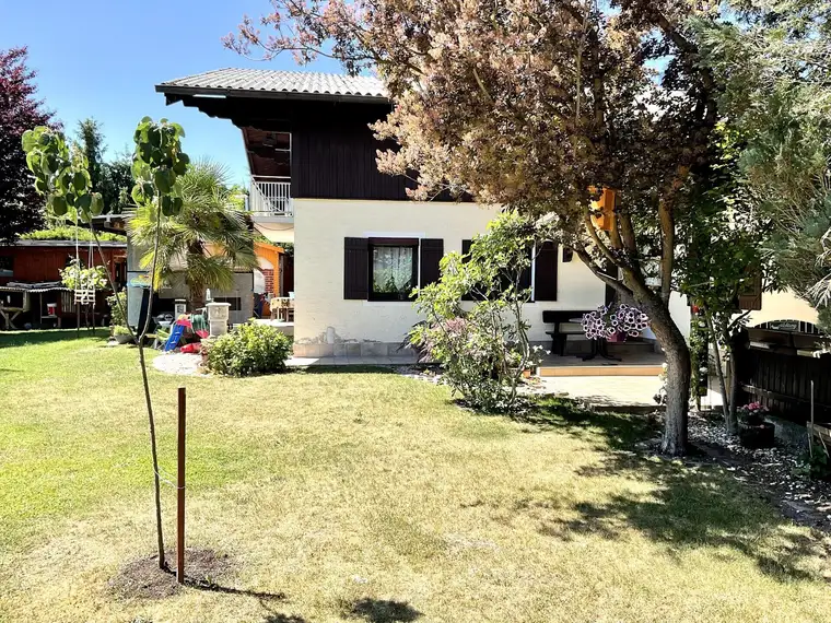 Geräumiges 2-Fam.-Haus in ruhiger Lage mit sonnigem Garten und Garage