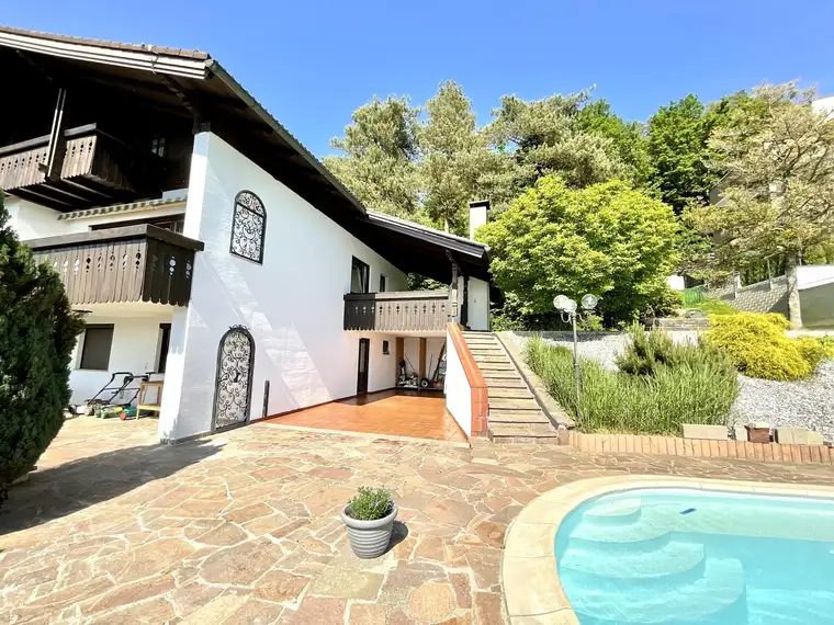 Edles Landhaus mit Pool am Waldrand in Hanglage mit Panoramablick