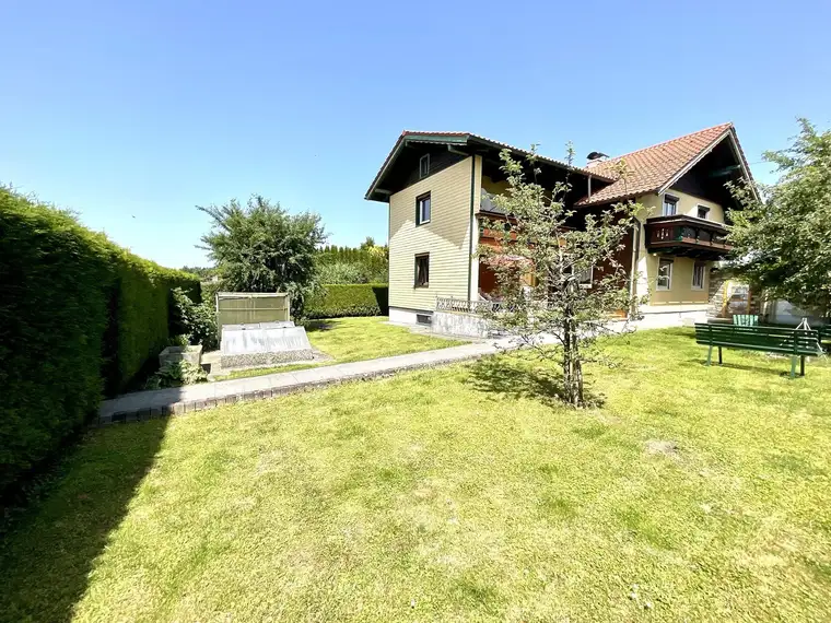 Geräumiges Ein-Zweifamilienhaus mit 2 Garagen, Keller und Garten